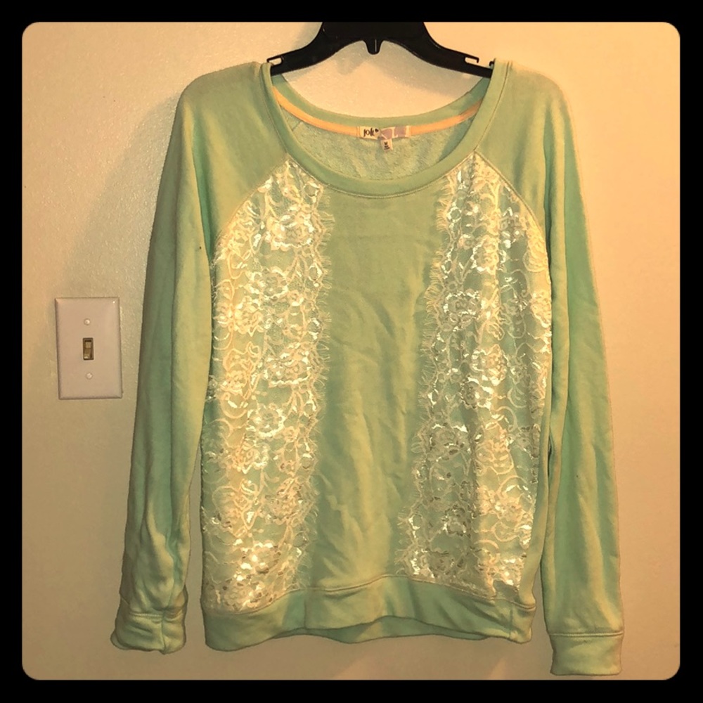 Green sweat shirt.